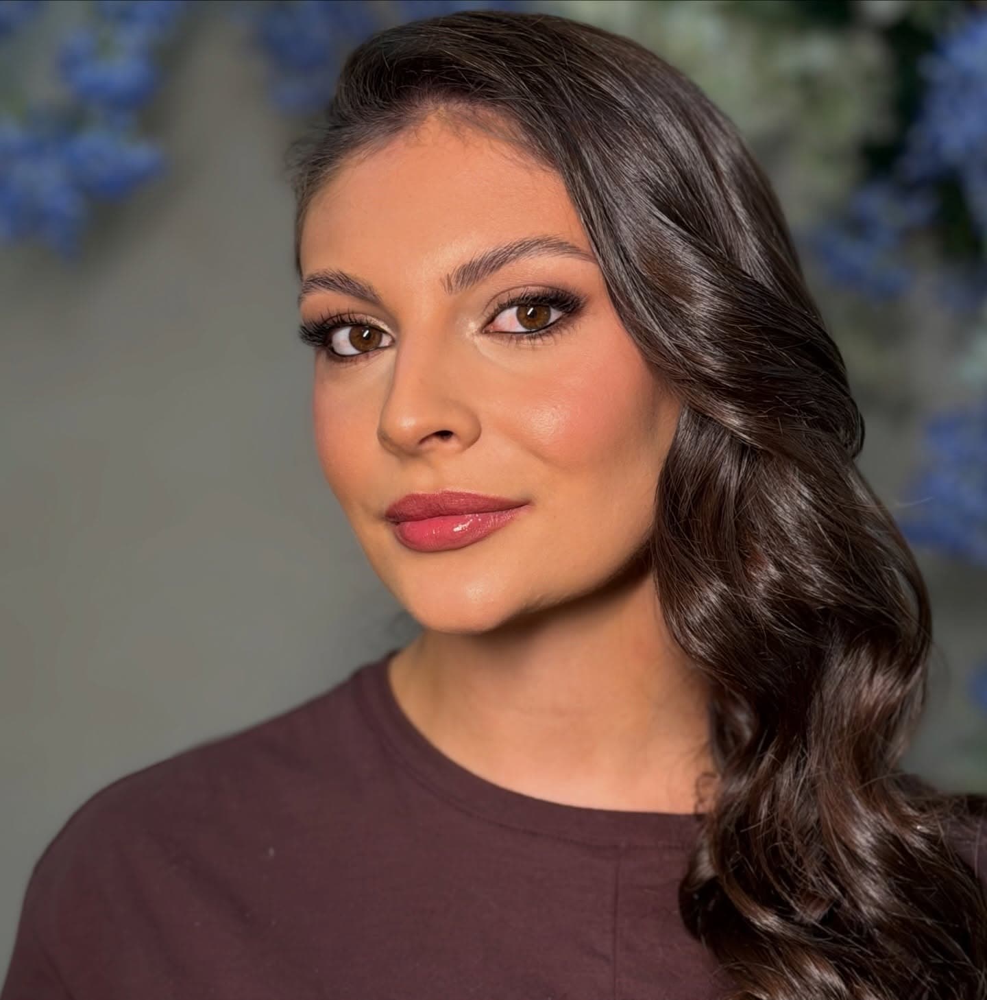 Make natural com sorriso suave e luminosidade